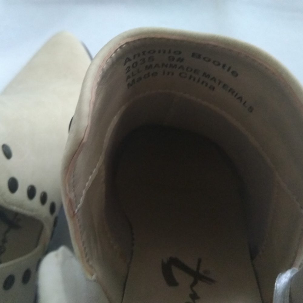 NWT Seven7 Antonio Studded Bootie WMNS Size 9 / Milk Cream Color - Picture 10 of 13